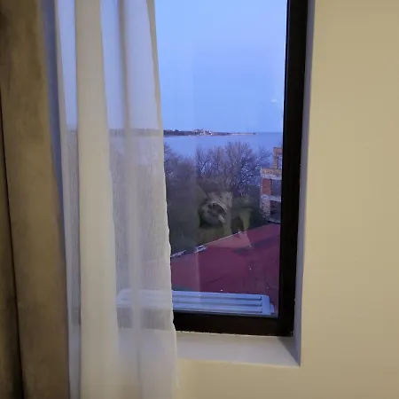 Apartament On The 2 *